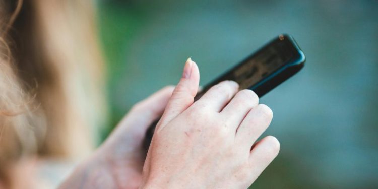 Ministerio de la Mujer habilita WhatsApp para atención a víctimas de violencia