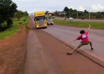 Identifican a joven que realizó peligroso reto de TikTok frente a camión de gran porte