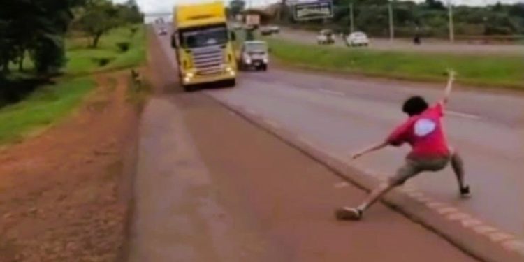 Identifican a joven que realizó peligroso reto de TikTok frente a camión de gran porte