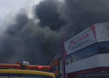 Voraz incendio consume fábrica de colchones en San Lorenzo