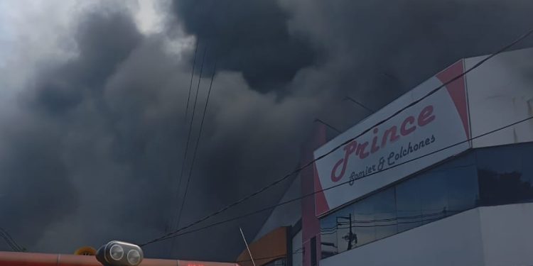 Voraz incendio consume fábrica de colchones en San Lorenzo