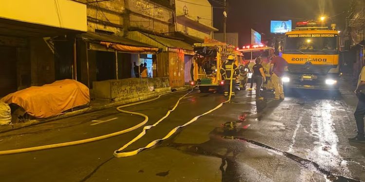 Controlan incendio en depósito de artículos electrónicos del Mercado 4