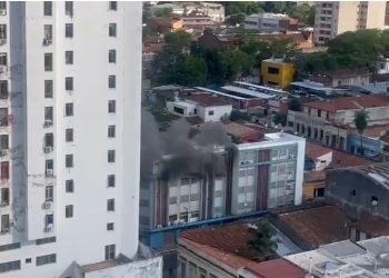 Rescatan a cinco personas, incluida una menor, durante incendio en edificio de Asunción