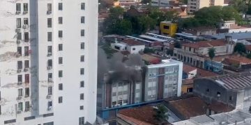Rescatan a cinco personas, incluida una menor, durante incendio en edificio de Asunción
