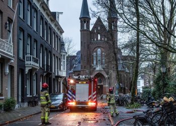 Voraz incendio destruyó la torre de una iglesia declarada patrimonio histórico en Amsterdam