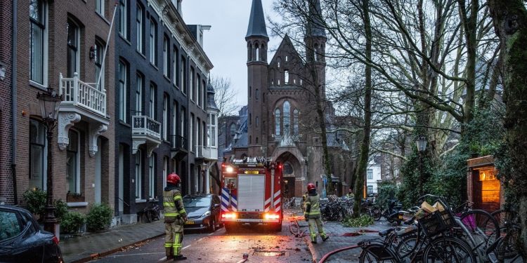 Voraz incendio destruyó la torre de una iglesia declarada patrimonio histórico en Amsterdam