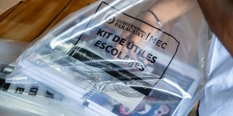 Ejecutivo supervisa inicio del operativo de kits escolares para el año lectivo 2026