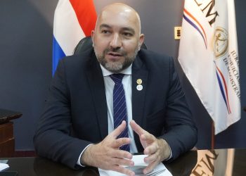 Denuncia contra exdiputado Orlando Arévalo y directivos de universidad por títulos falsos