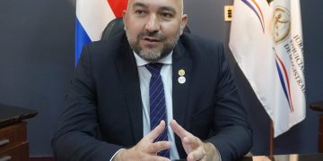 Denuncia contra exdiputado Orlando Arévalo y directivos de universidad por títulos falsos