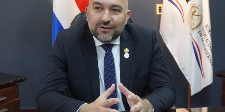 Denuncia contra exdiputado Orlando Arévalo y directivos de universidad por títulos falsos