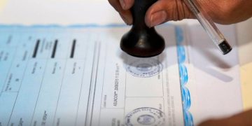 Joven elimina el apellido paterno y marca un precedente judicial en Paraguay