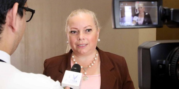 Abogada afirma que están manipulando una causa judicial para beneficiar a su ex pareja