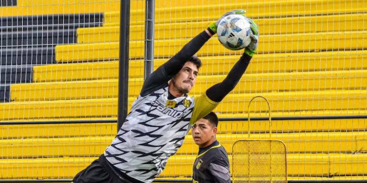 Conmoción en el fútbol argentino: un arquero de la 2da división sufrió un paro cardíaco durante un entrenamiento