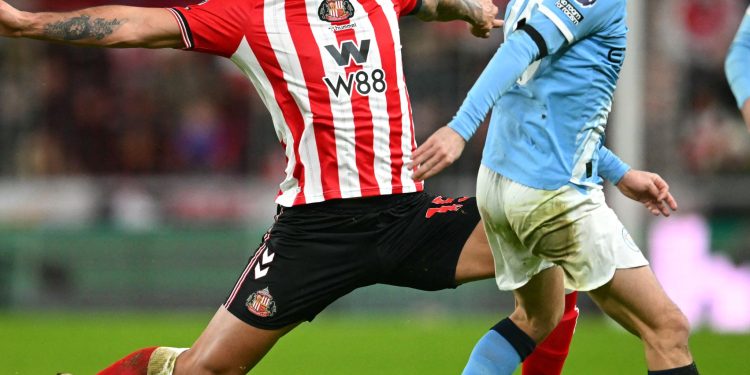 Omar Alderete tuvo un altísimo rendimiento en el empate del Sunderland con Manchester City