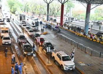 Migraciones reconoce demoras en frontera por temporada alta, pero asegura que la situación es manejable
