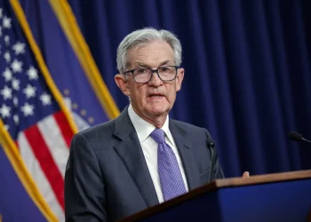 Gobernadores de bancos centrales mundiales apoyan independencia de la Fed y a su presidente Powell