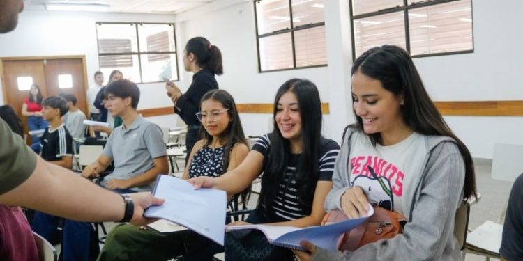 Jóvenes capitalinos de entre 17 a 29 años podrán acceder a becas de licenciatura