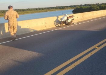 Rescatan con vida a una mujer que se arrojó desde puente sobre el río Tebicuary