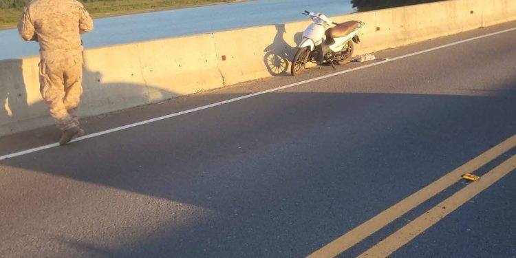 Rescatan con vida a una mujer que se arrojó desde puente sobre el río Tebicuary