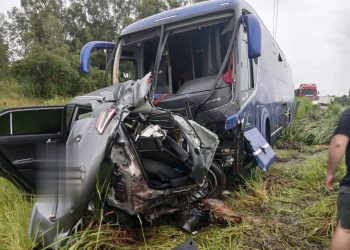 Colisión entre autobús y camioneta deja un fallecido en 25 de Diciembre
