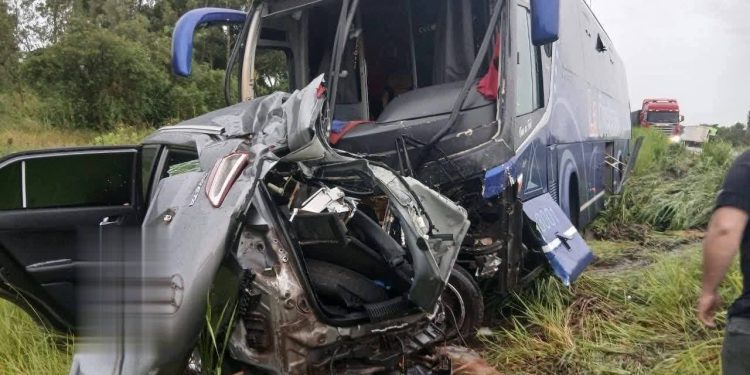 Colisión entre autobús y camioneta deja un fallecido en 25 de Diciembre