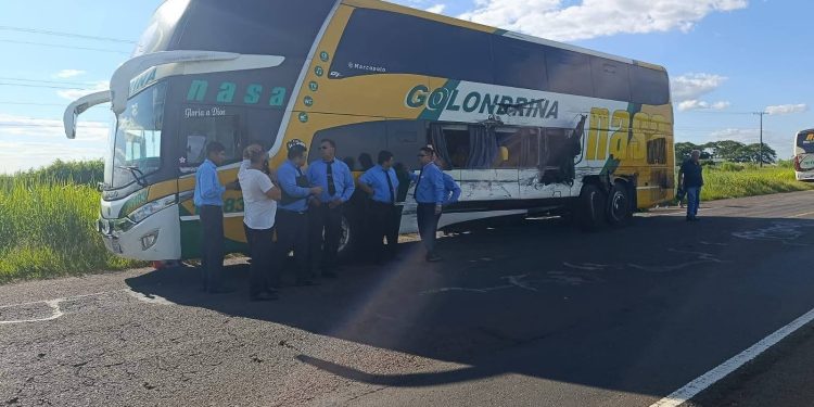 Choque entre ómnibus y camión deja varios heridos y daños materiales