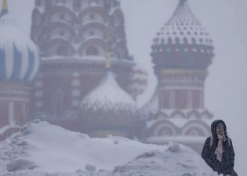Principal aeropuerto de Moscú colapsa debido a la mayor nevada en 50 años