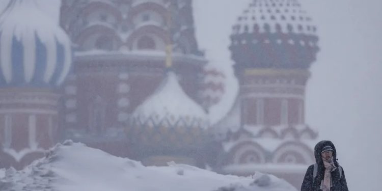 Principal aeropuerto de Moscú colapsa debido a la mayor nevada en 50 años