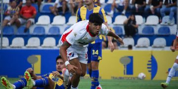 Sobre la hora, Nacional derrotó a Sportivo Luqueño y quedó en la cima