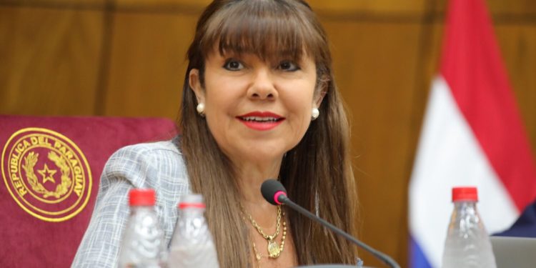 Celeste Amarilla acusa de «burros y mediocres que responden a la ANR» a docentes que reclaman por Caja Fiscal
