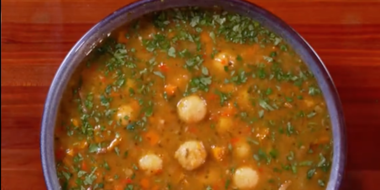 Plato emblemático de la gastronomía paraguaya es destacado en una serie culinaria internacional