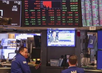 Wall Street cierra en rojo y el Dow Jones baja cerca de 900 puntos tras la amenaza de Trump a Europa