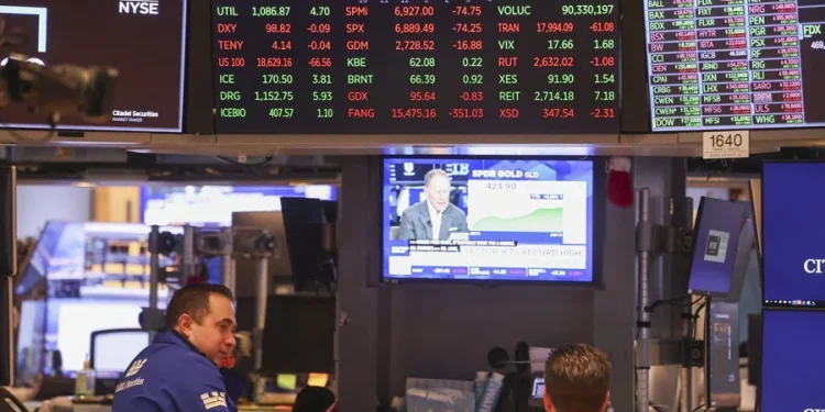 Wall Street cierra en rojo y el Dow Jones baja cerca de 900 puntos tras la amenaza de Trump a Europa