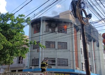 Incendio importante en parte alta de edificio ubicado en pleno centro