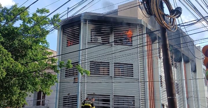 Incendio importante en parte alta de edificio ubicado en pleno centro