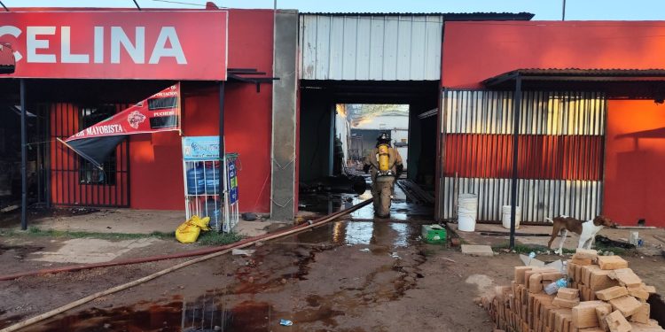 Local comercial en Iturbe consumido por incendio