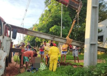 Columna de la ANDE que estaba siendo removida cayó e hirió a un trabajador