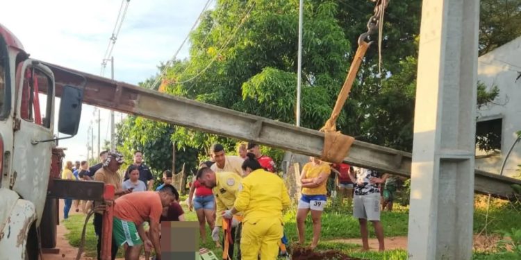 Columna de la ANDE que estaba siendo removida cayó e hirió a un trabajador