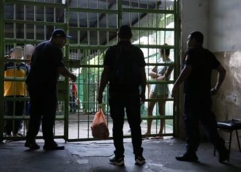 Defensor obtiene sobreseimiento de adolescente por irregularidades procesales en causa penal