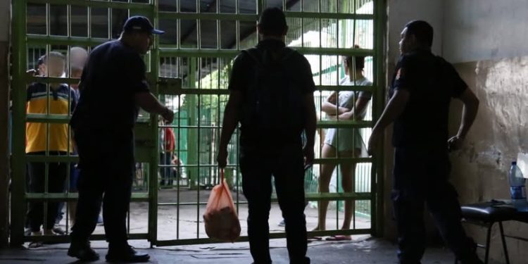 Defensor obtiene sobreseimiento de adolescente por irregularidades procesales en causa penal