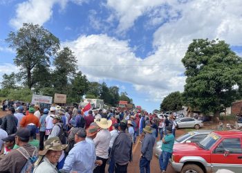 Manifestación en reclamo de un asfaltado en el trayecto del Cruce Ayala-Yatytay