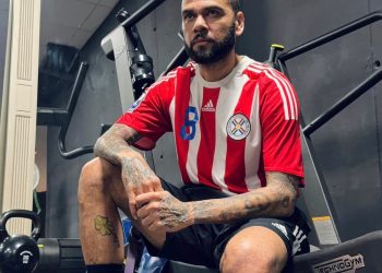 Dani Alves posó con una camiseta de la Albirroja: «Paraguay, levántate»