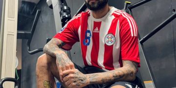 Dani Alves posó con una camiseta de la Albirroja: «Paraguay, levántate»