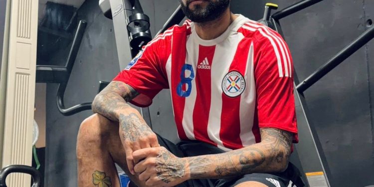 Dani Alves posó con una camiseta de la Albirroja: «Paraguay, levántate»