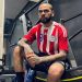 Dani Alves posó con una camiseta de la Albirroja: «Paraguay, levántate»
