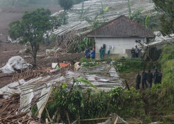 Un alud mata al menos a 8 personas y más de 80 continúan desaparecidas en Indonesia