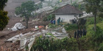 Un alud mata al menos a 8 personas y más de 80 continúan desaparecidas en Indonesia