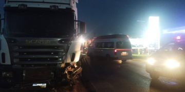 Auto invadió carril e impactó contra un camión; siniestro dejó dos fallecidos