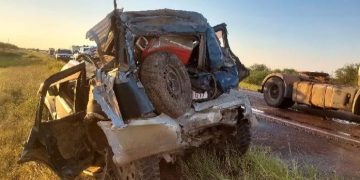 Madre e hijo pierden la vida tras violento choque entre camioneta y tractocamión