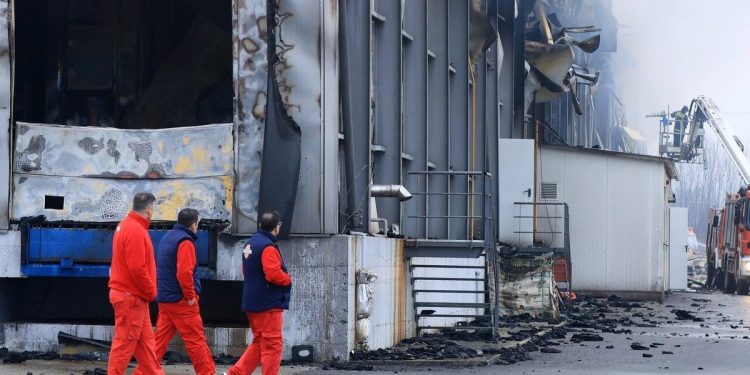 Mueren al menos 4 trabajadoras tras explosión en fábrica de galletas